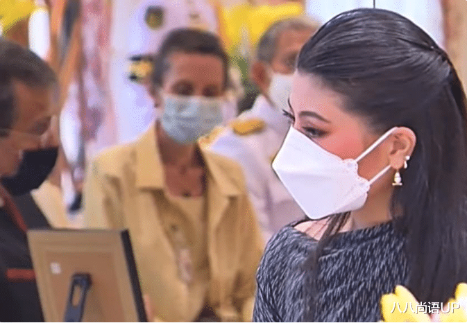 八八尚语UP 思蕊梵能独当一面,一身拼接款连衣裙接见外宾,颇有诗丽吉的气场