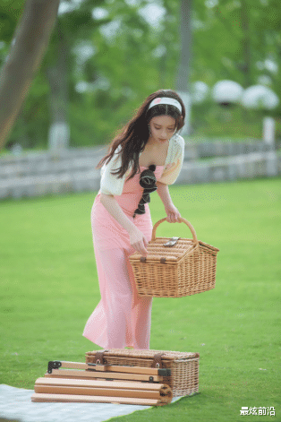 最炫前沿|孟子义粉色长裙配开衫像公主,甜美中不失气质,是宅男喜欢的一款