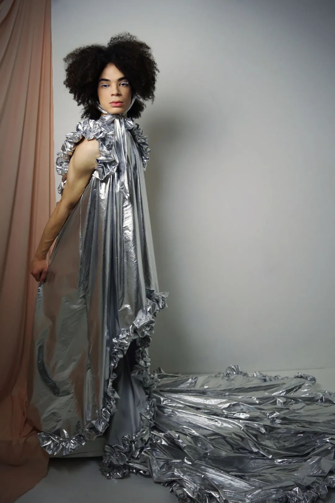 纺织服装时尚内参|男人穿婚纱也很美,这仙气缭绕男装,男生穿戴起来连女孩都脸红!