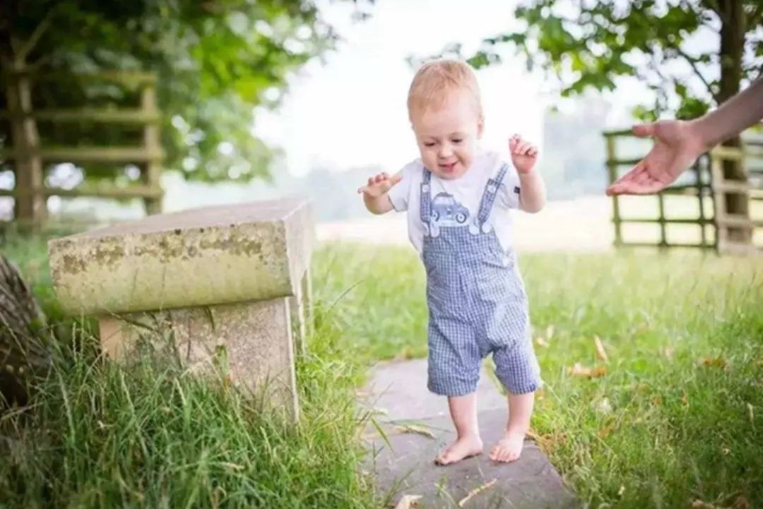 饭饭妈妈育儿|“二拇指长不疼娘”可信吗?妈妈可别被误导了,了解一下涨知识