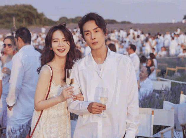 90后女孩一场梦|曾被嘲“软饭男”甘愿活成戚薇背后的男人,他付出了太多