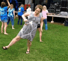 |“从领导办公室出来的女同事,这衣服怎么还穿反了?”