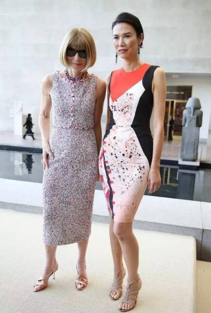 邓文迪|邓文迪也放飞自我，一身红配绿发型凌乱，素颜出镜有了老阿姨味道