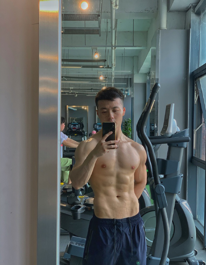 健身圈一哥|32岁的武汉大男孩，用挥汗如雨的训练，雕刻出令人生羡的人鱼线！