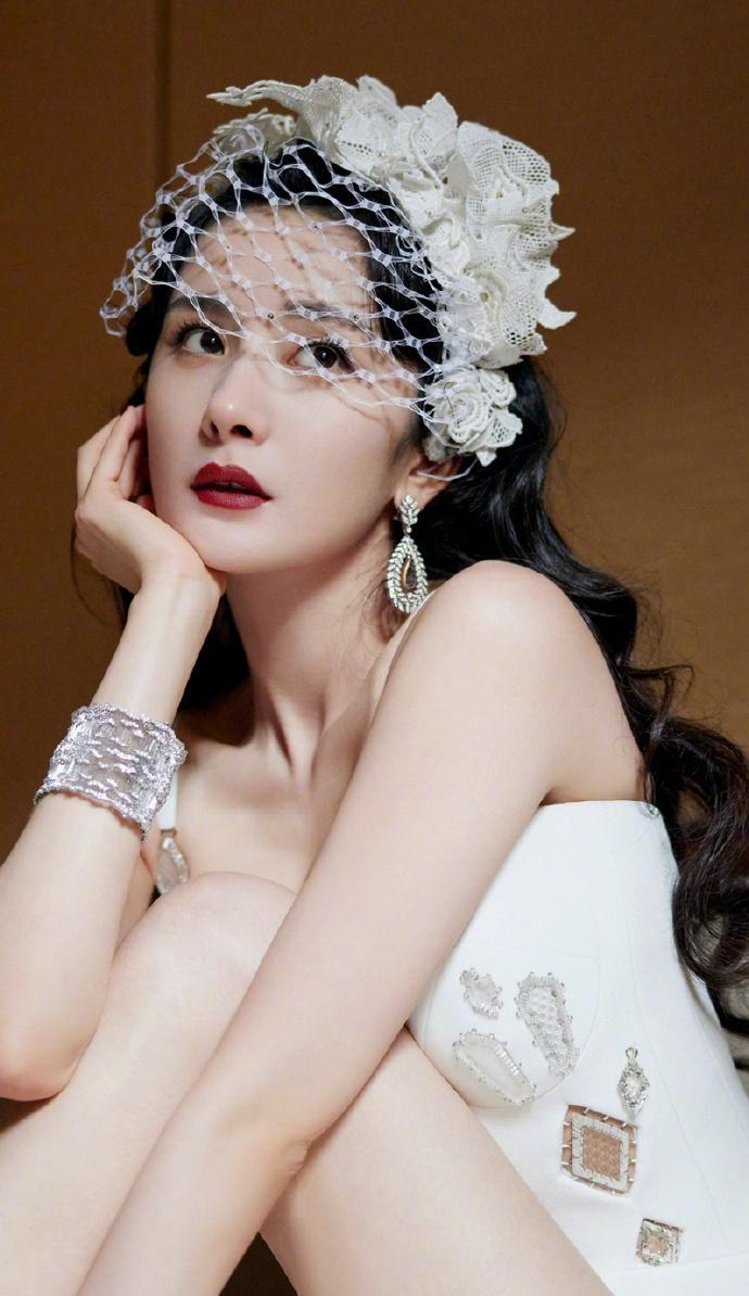 时尚圈的奇葩大喵 杨幂汤唯红毯称霸!复古随性好上镜,宋茜童谣表现平平让人记不住