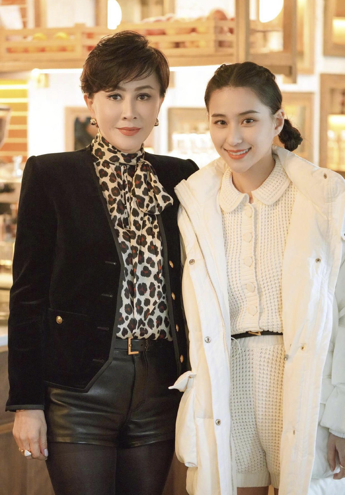 刘嘉玲|55岁刘嘉玲不显老，黑色抹胸上衣配斗篷西装干练潇洒，气场全开