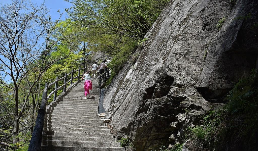 暹粒|陕西有处“小黄山”，南依秦岭，北临灞河，蓝水环绕，景色迷人