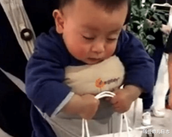 周兰育儿日志|2岁宝宝帮妈妈提购物袋，困得要睡着了也不松手，网友：好可爱