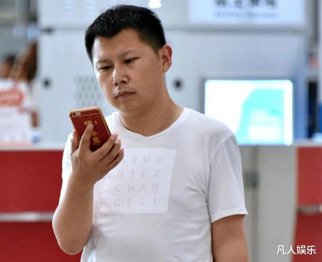 时宜|何错之有？相对何云伟现身遭无视，我更心疼餐厅老板