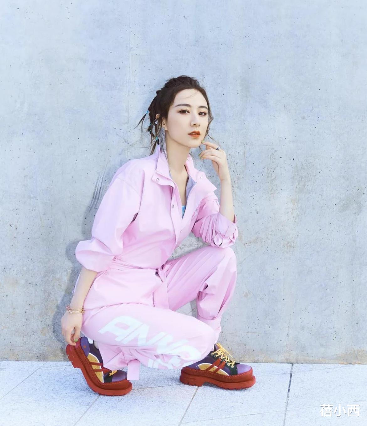 蓓小西|难怪薇娅带货那么厉害,私下穿搭也是个潮人,绿西装配白裤子真美