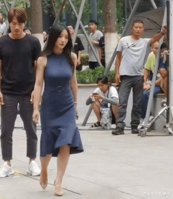 柳岩|41岁柳岩被路人抓拍，不料身材引来热议：这还是我们的女神吗？