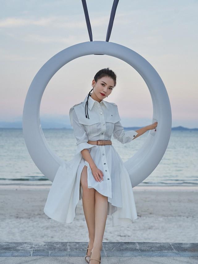 可馨育娃|刘涛是个不容忽视的女人,穿一身白都这么有气场,“小鸟腿”好美