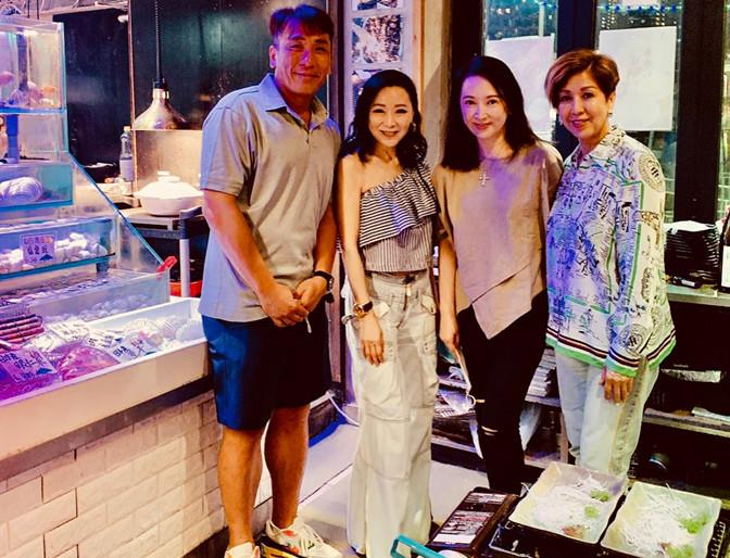 方脸妹说时尚|63岁“黄蓉”魏秋樺罕见参加阔太聚会,穿薄纱衣裙,老戏骨笑真甜