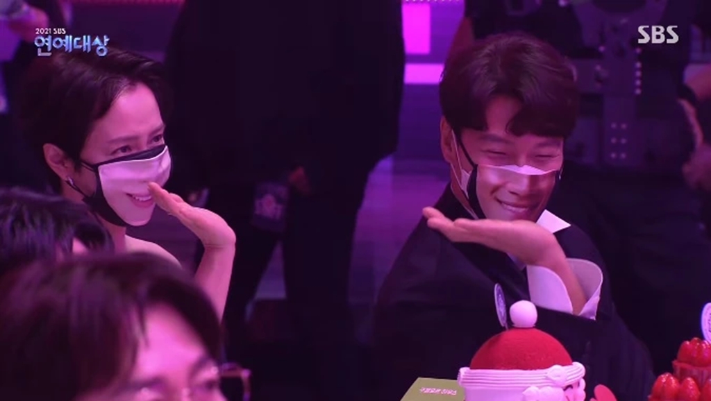 金钟国|宋智孝 金钟国看aespa舞台上的举动，被摄像机抓到了