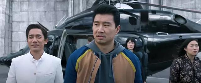 梁朝伟|梁朝伟杨紫琼剧组聚餐勾肩搭背超亲密，59岁梁朝伟肚腩十分抢镜