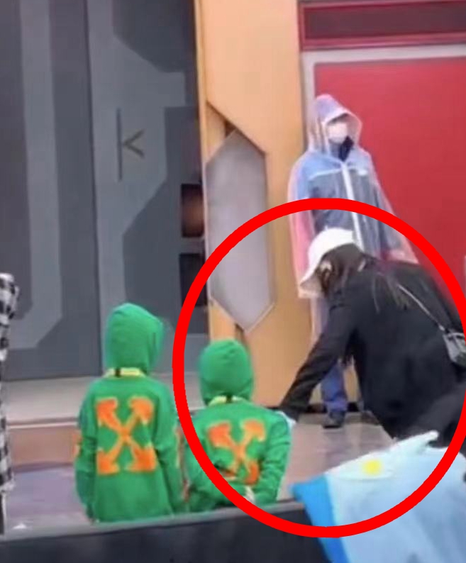 Angelababy|网友偶遇黄晓明baby带儿子到乐园，四岁小海绵连拍照都不敢摘口罩