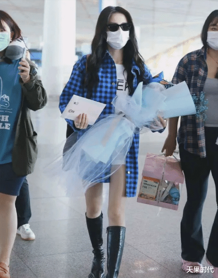 天果时代|徐璐这姐也太会穿，卫衣搭配短裤秀美腿，还不忘把衬衫当作裙子穿