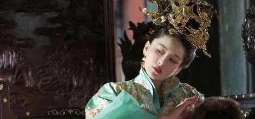 民间故事:丈夫走后女子给公婆喂猪食,跟员外私通,结果遭了报应