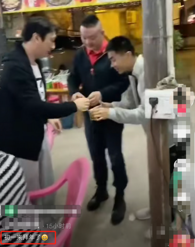 王思聪|王思聪大年初一现身三亚吃大鹅，和店员碰杯，一动作被指不尊重人