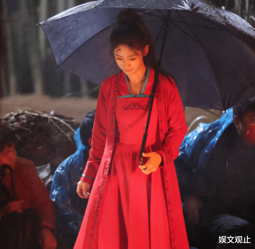 邢菲|邢菲新剧《覆流年》路透：一身红衣婚服造型好惊艳，适配度太高了