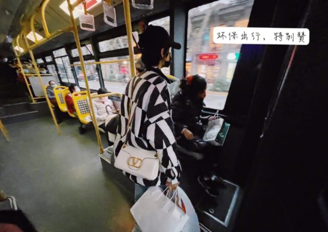 海莉·比伯|孙俪晒照分享亲子日常，坐公交出行接地气，等等说土味情话表白妈妈