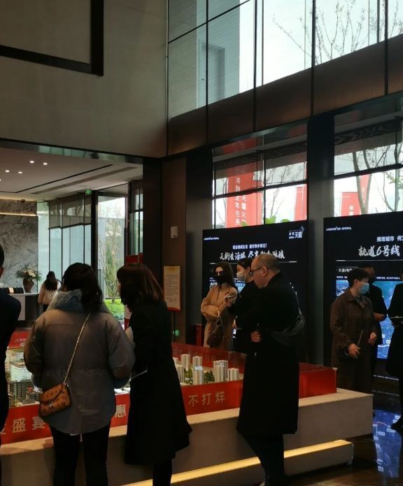 张碧晨|张碧晨现身售楼部？全款买三套房引热议，全程包裹严实怕人认出