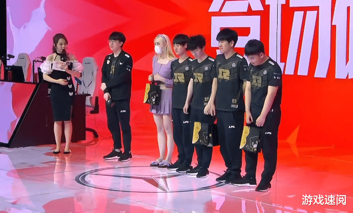 RNG|RNG女粉满天飞，潘晓婷现身“猪狗大战”，Letme都看酸了