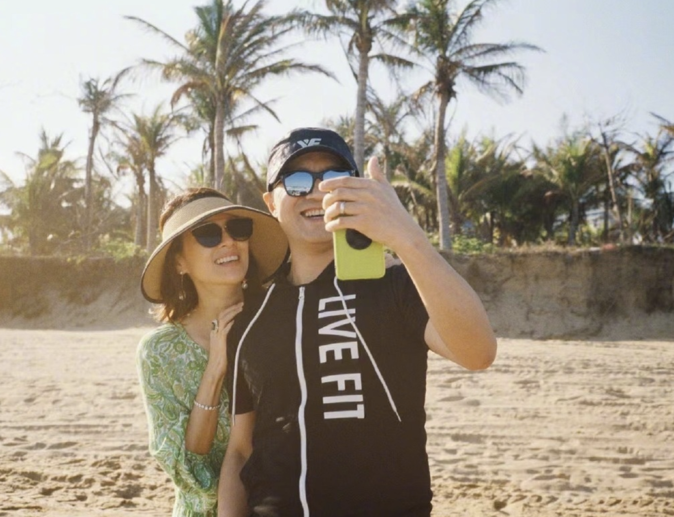 章子怡|章子怡一家五口打卡环球影城，儿子正脸曝光，眼睛略小不像妈妈