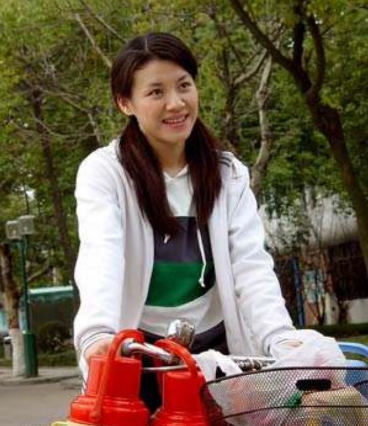 李小龙|刘琳：被大17岁名导抛弃后，相亲嫁平凡丈夫，39岁冒险顺产当妈妈