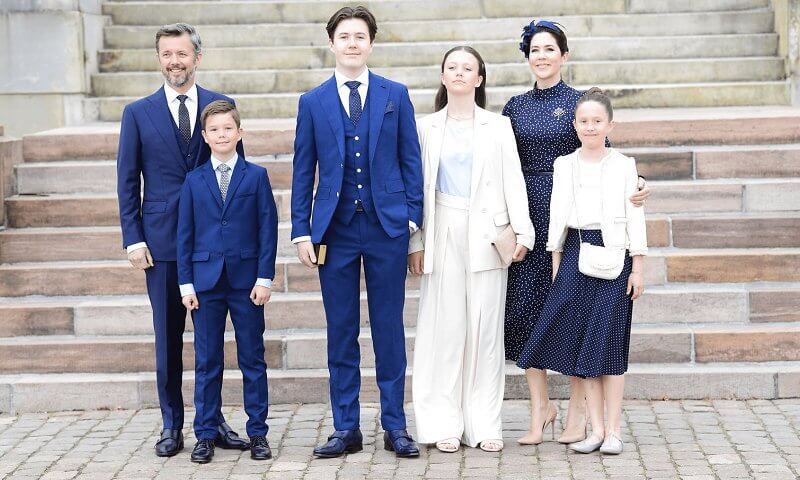 丹麥王室成員齊聚！49歲王妃穿波點裙超美，21歲華裔王子把人帥到-圖6