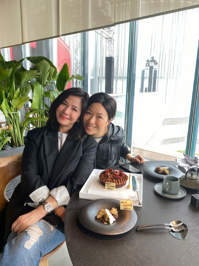 潮流前沿|钟楚红从不扮嫩,穿超大西装难掩“大妈肚”,这才是61岁真实模样
