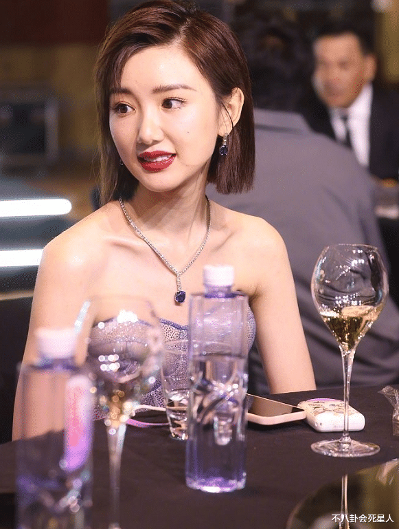 白玉兰|白玉兰酒会来了！童瑶白到发光，谭松韵大露背，毛晓彤全身半透明