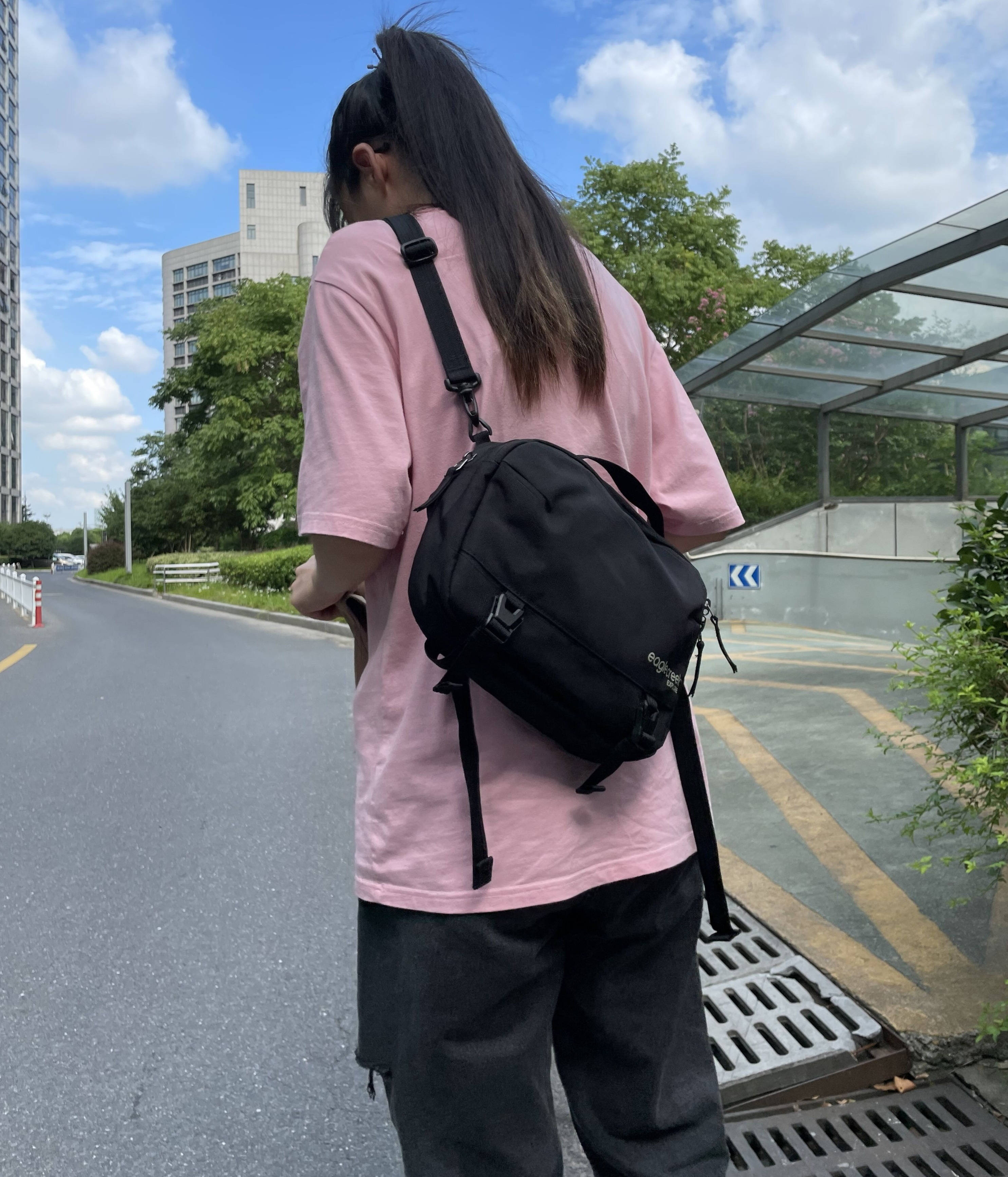 24格时尚圈|有了这款斜挎包！我就能成为街上亮眼的仔了