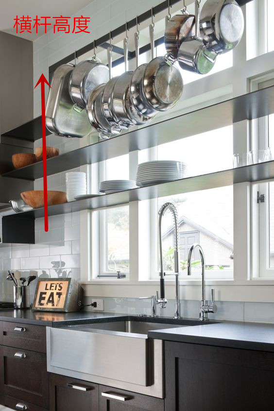 我怎么就没想到！厨房窗台上加个横杆，锅碗瓢盆全挂上去，收纳满分！