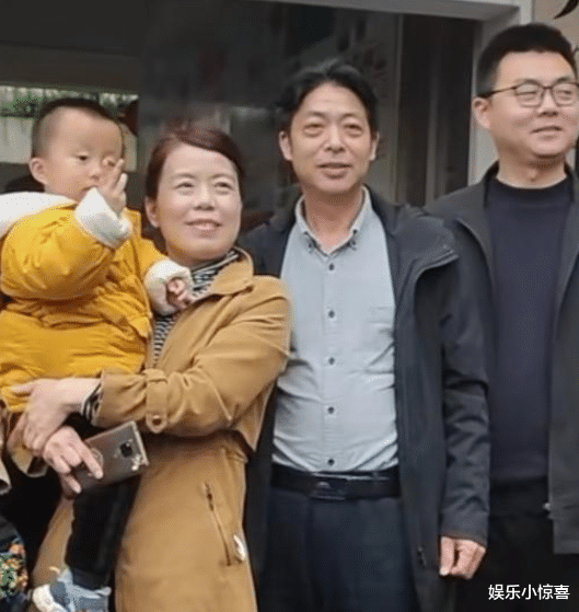 |田静晒爷仨挑战18岁视频，郭威被赞灵活的胖子，完美继承父母基因