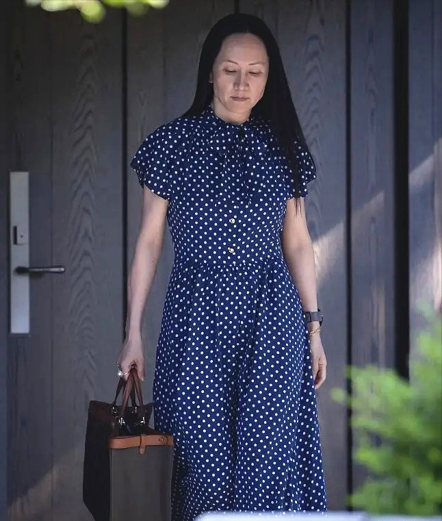 全球时尚号|孟晚舟才是贵族女神，带脚铐仍支持国货，走路带风气质不减