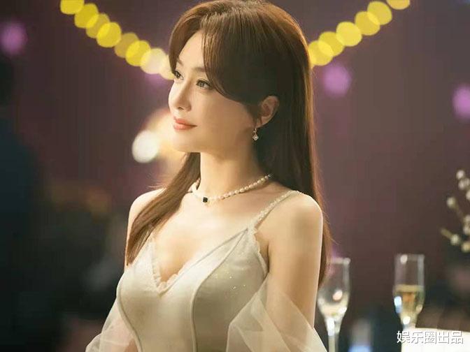 秦岚|秦岚穿吊带裙拍戏，搭配珍珠项链贵气逼人，身形太美惹争议