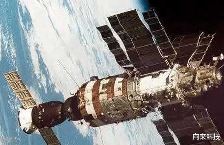 白矮星 神州十二号成功回归地球，飞船落地后变黑，为何升空不会燃烧？