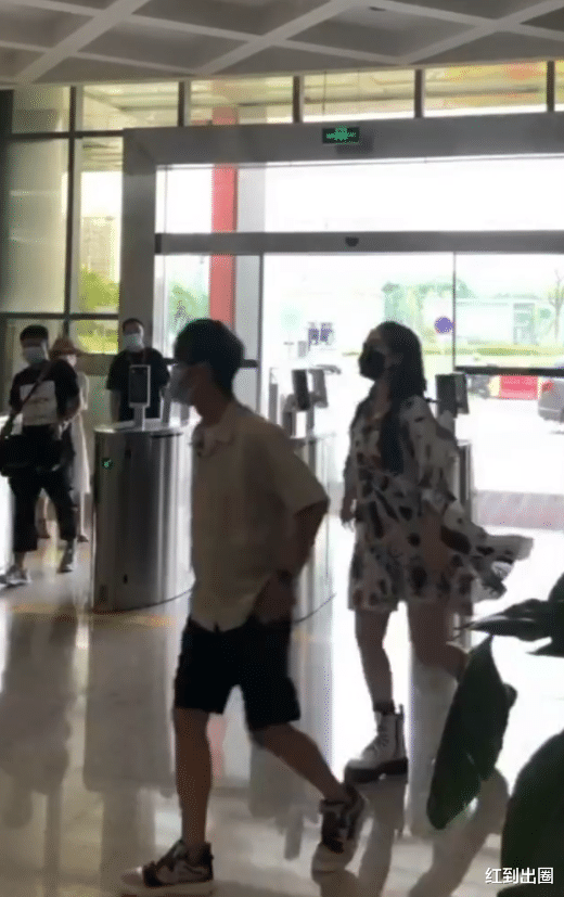 谢娜|?谢娜回快本上班路透曝光，下车后由何炅一路搀扶，产后身材发福明显