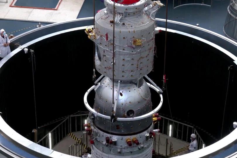 全球变暖 11时55分，载人飞船乘运载火箭成功发射，3名宇航员里有女宇航员