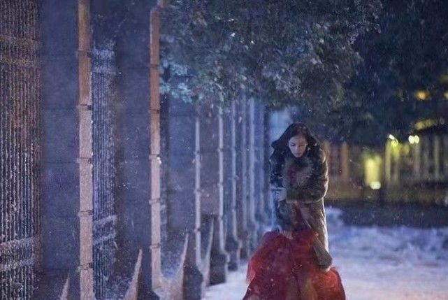 杨幂|黑发红唇红裙，杨幂雪中漫步重回林萧，当年红裙全球仅一件