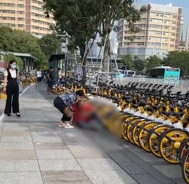 星娱之情 老人躺在地上装晕，路人好心扶起，受害者返回揭穿又遭辱骂