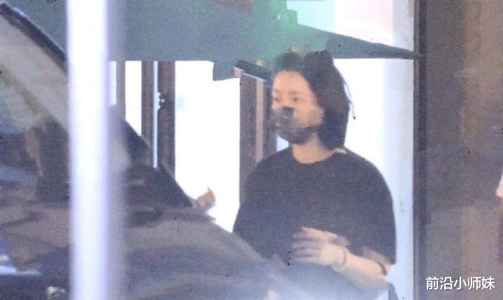 前沿小师妹 郭碧婷婚后形象大变,蓬松乱发和不修边幅家居服,典型的家庭主妇