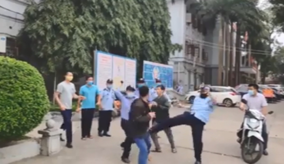 民生播报 因家属未戴口罩，越南某医院保安对其大打出手，引发当地巨大反响