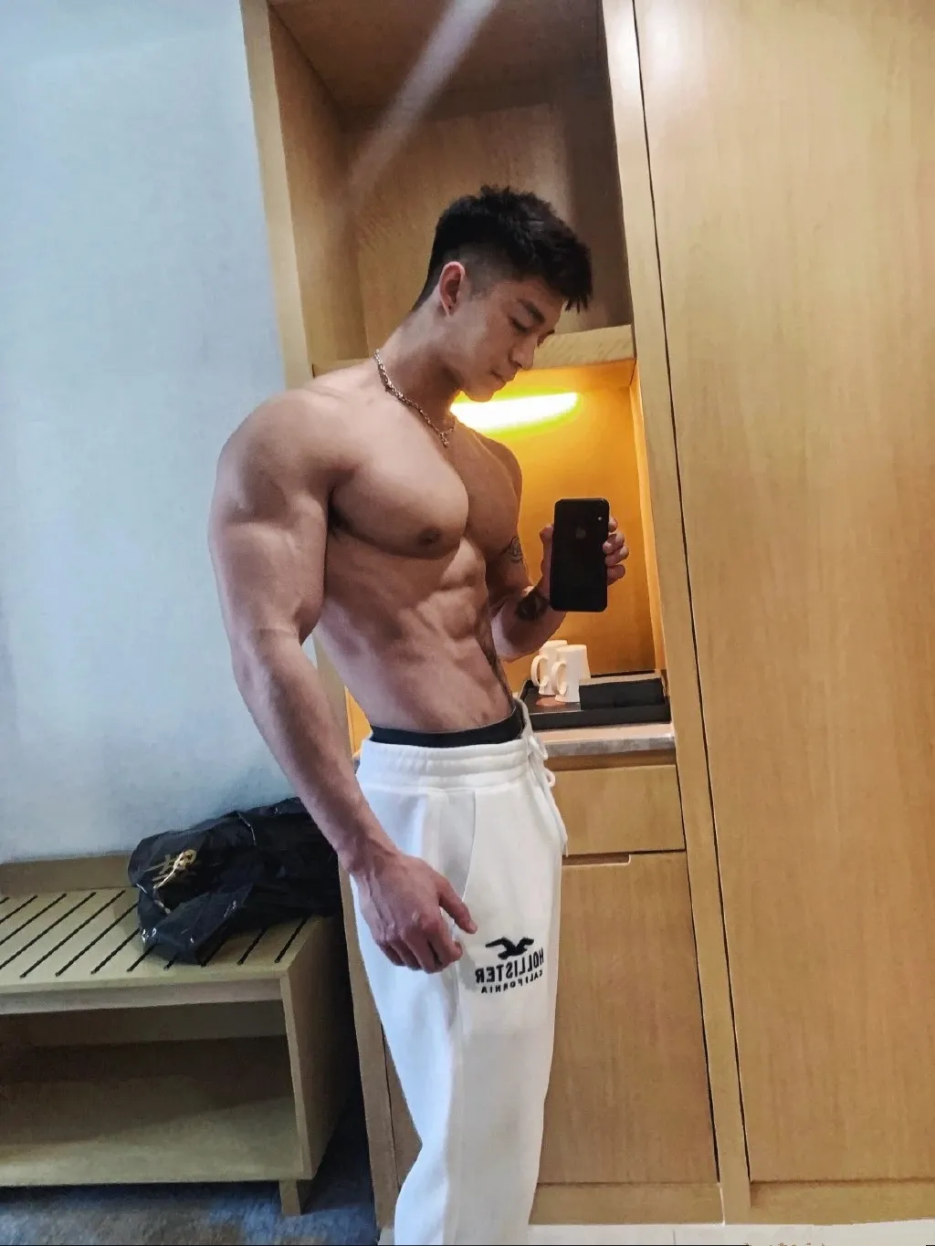 松山芭蕾舞团|酷似林更新的185肌肉私教被抓拍，没想到他的沙滩照更好看