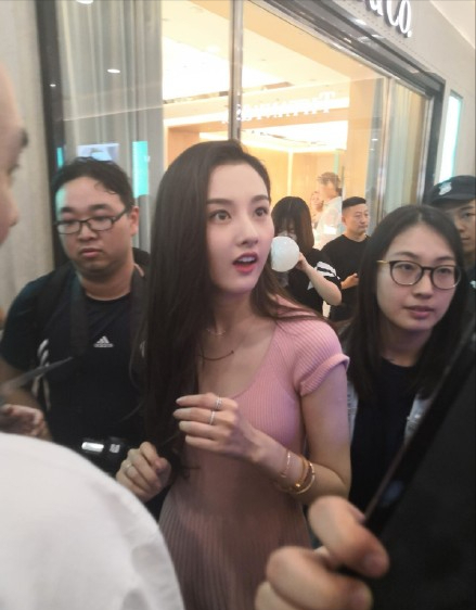 宋祖儿|宋祖儿太敢穿了!连衣裙直接开到肚脐,路人视觉真实身材一目了然