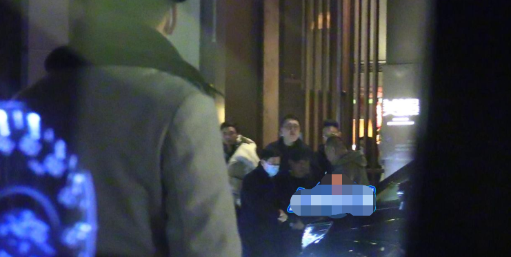 郭德纲|48岁郭德纲吃饭出门被拍!步伐不稳疑似喝醉酒,走路全程被人搀扶