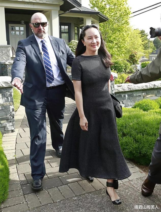 峨眉山周美人|?真正大气的女人，裙子下面不会配凉鞋，不得体！看孟晚舟就知道了