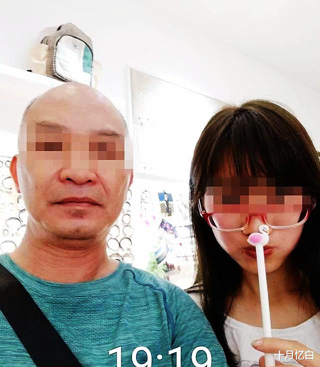 女主播|年入百万的女主播，遭57岁男粉丝疯狂追求后，全身嗜血像马蜂窝一样