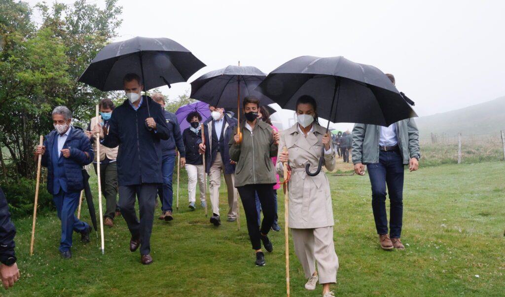 当年的明月|莱蒂齐亚穿运动鞋参加活动,气势瞬间低了很多,还是跟鞋适合她